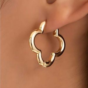 NWOT 18k gold plated stainless steel open clover hoop earrings, non tarnishing